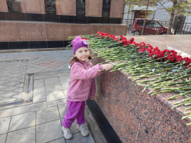 Возложение цветов к обелиску Возложение цветов к обелиску.